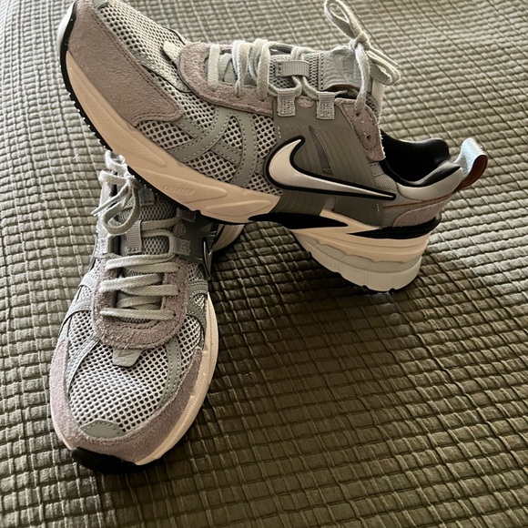 Women’s Nike V2K Run - Picture 4 of 16